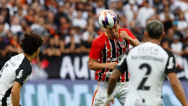 Cabeceio de Tapia em seu gol em Corinthians 1 x 1 S&atilde;o Paulo - Neo Qu&iacute;mica Arena, Campeonato Paulista - 18/01/2026