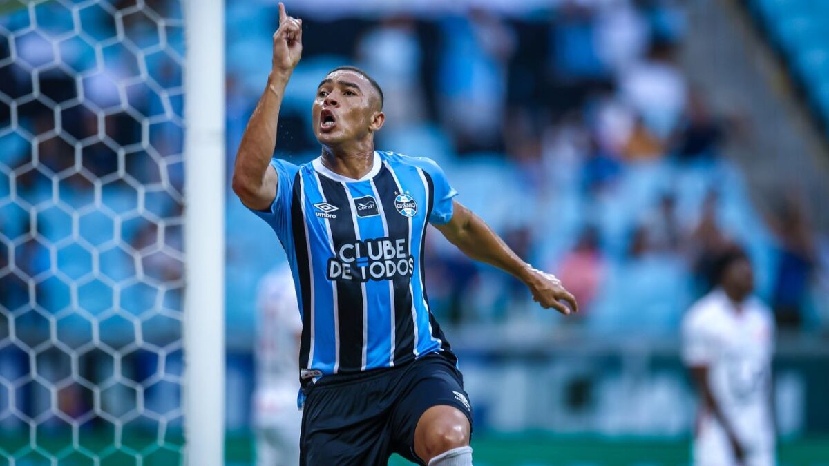 Centroavante Carlos Vinícius comemorando gol em Grêmio 5 x 0 São Luiz - Arena, Gauchão, 17/01/2026