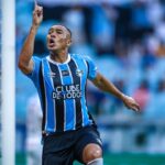 Centroavante Carlos Vinícius comemorando gol em Grêmio 5 x 0 São Luiz - Arena, Gauchão, 17/01/2026
