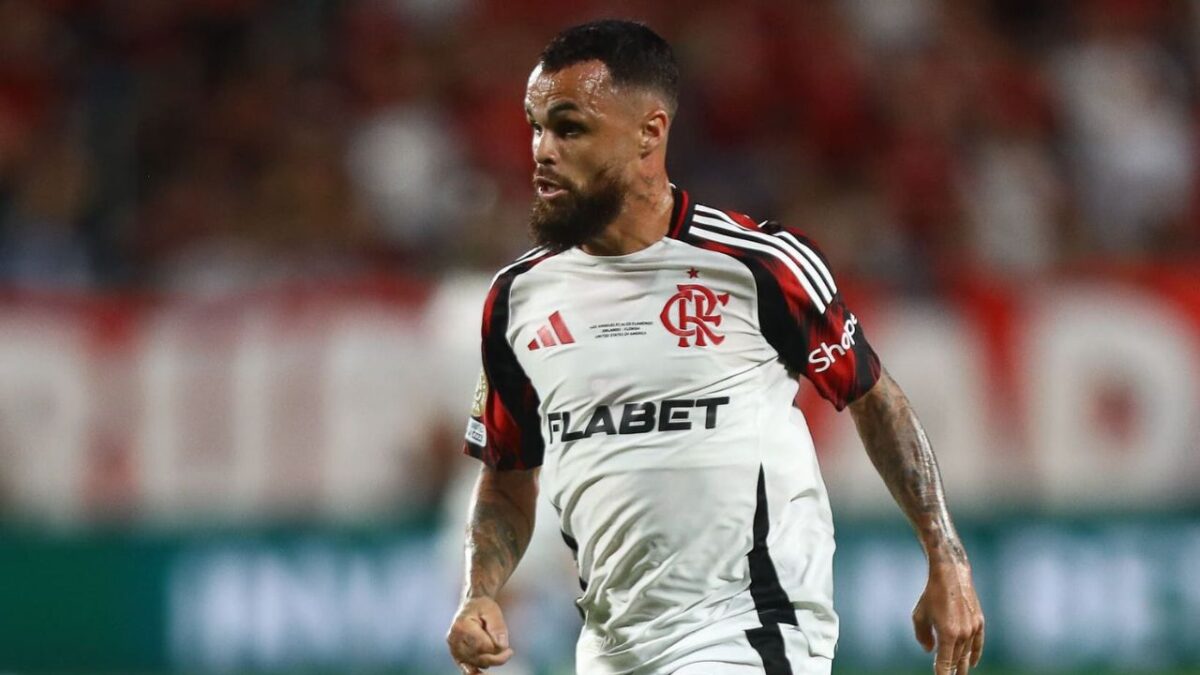 Atacante Michael em campo pelo Flamengo, com o segundo uniforme da equipe, com a cor branca predominando