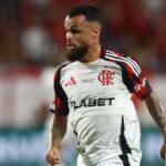 Atacante Michael em campo pelo Flamengo, com o segundo uniforme da equipe, com a cor branca predominando