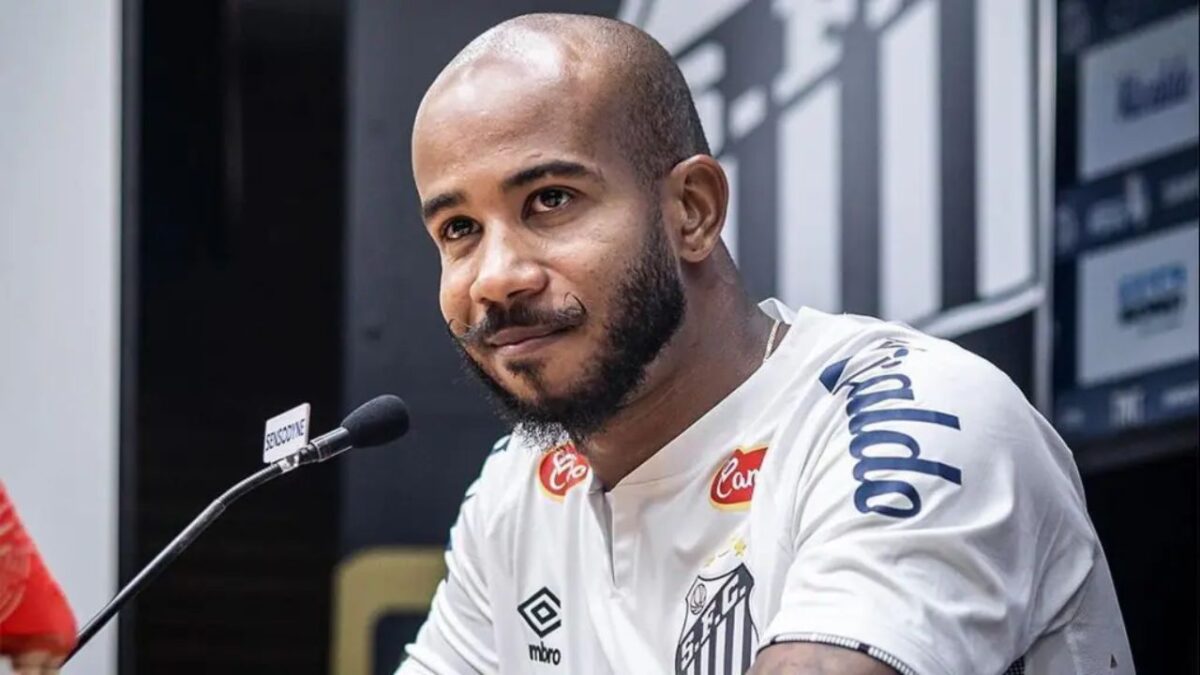 Meio-campista Patrick quando foi apresentado pelo Santos em 2024