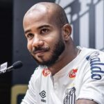 Meio-campista Patrick quando foi apresentado pelo Santos em 2024