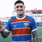 Zagueiro Gastón Ávila com a camisa do Fortaleza