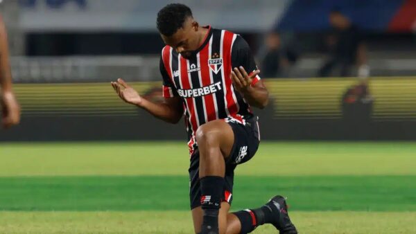 Zagueiro Sabino agradecendo a Deus em jogo do S&atilde;o Paulo