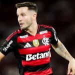 Volante espanhol Saúl Níguez em campo pelo Flamengo