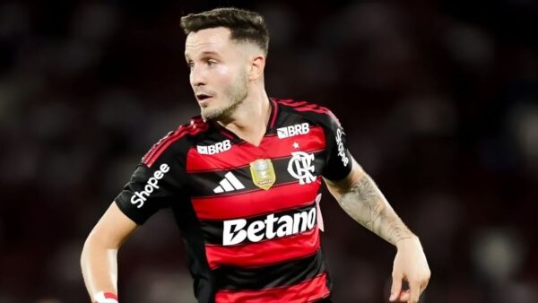 Volante espanhol Sa&uacute;l N&iacute;guez em campo pelo Flamengo