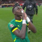 Jogador de Senegal agradecendo a Deus o título da Copa Africana de Nações