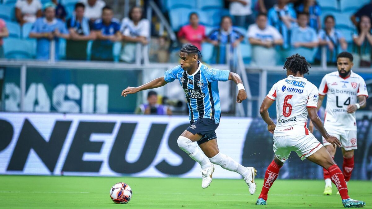 Tetê passando pela marcação em Grêmio 5 x 0 São Luiz - Arena, Porto Alegre, 17/01/2025