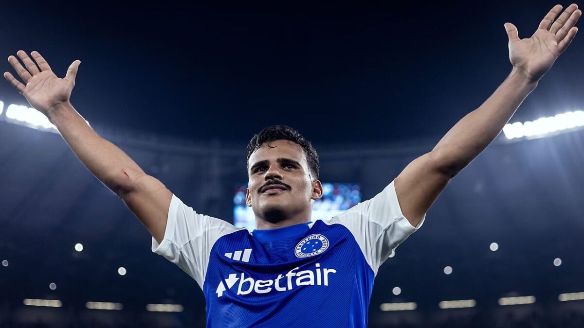 Lateral-esquerdo Kaiki de braços abertos para a torcida em jogo do Cruzeiro