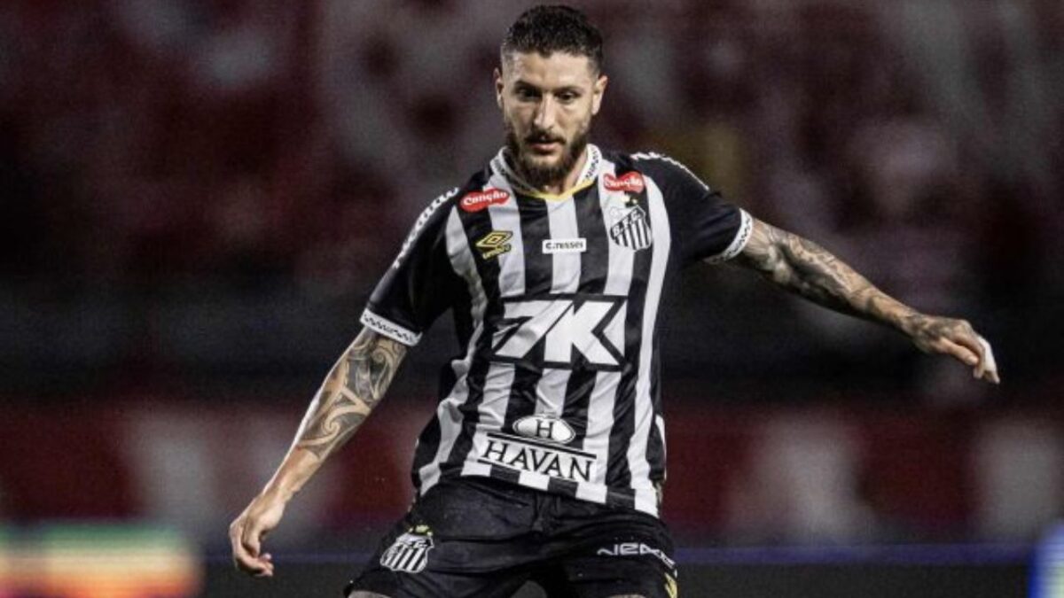 Zé Rafael em campo pelo Santos