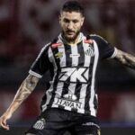 Zé Rafael em campo pelo Santos