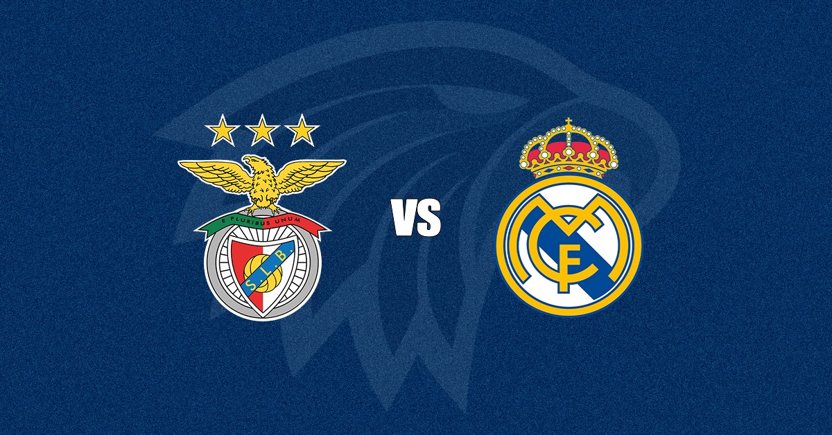 Escudos de Benfica (esquerda) e Real Madrid (direita) com um "VS" ao centro - o emblema do The Playoffs está ao fundo - o fundo é na cor azul