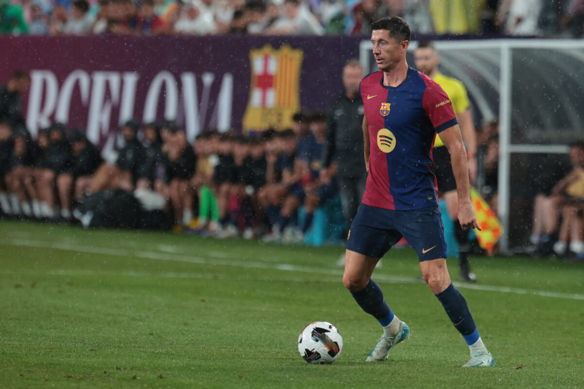 Lewandowski em campo em partida de futebol pelo Barcelona