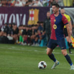 Lewandowski em campo em partida de futebol pelo Barcelona