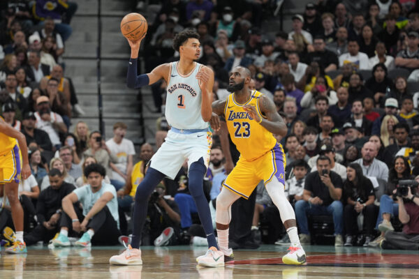 Onde assistir Spurs x Lakers pela NBA hoje (10/2/2026)