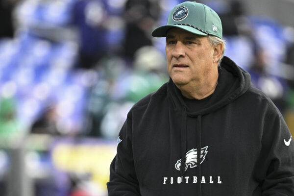Vic Fangio segue nos Eagles para a próxima temporada 