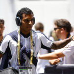 Rodrygo de fone e credencial antes de jogo do Real Madrid na Copa do Mundo de Clubes 2025