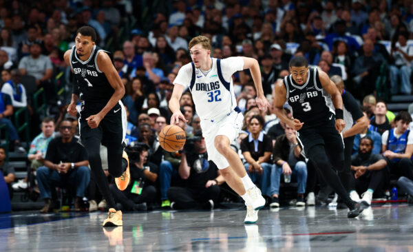Onde assistir Spurs x Mavericks pela NBA hoje (5/2/2026)