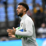Atacante Denis Bouanga antes de jogo do Los Angeles FC, no aquecimento