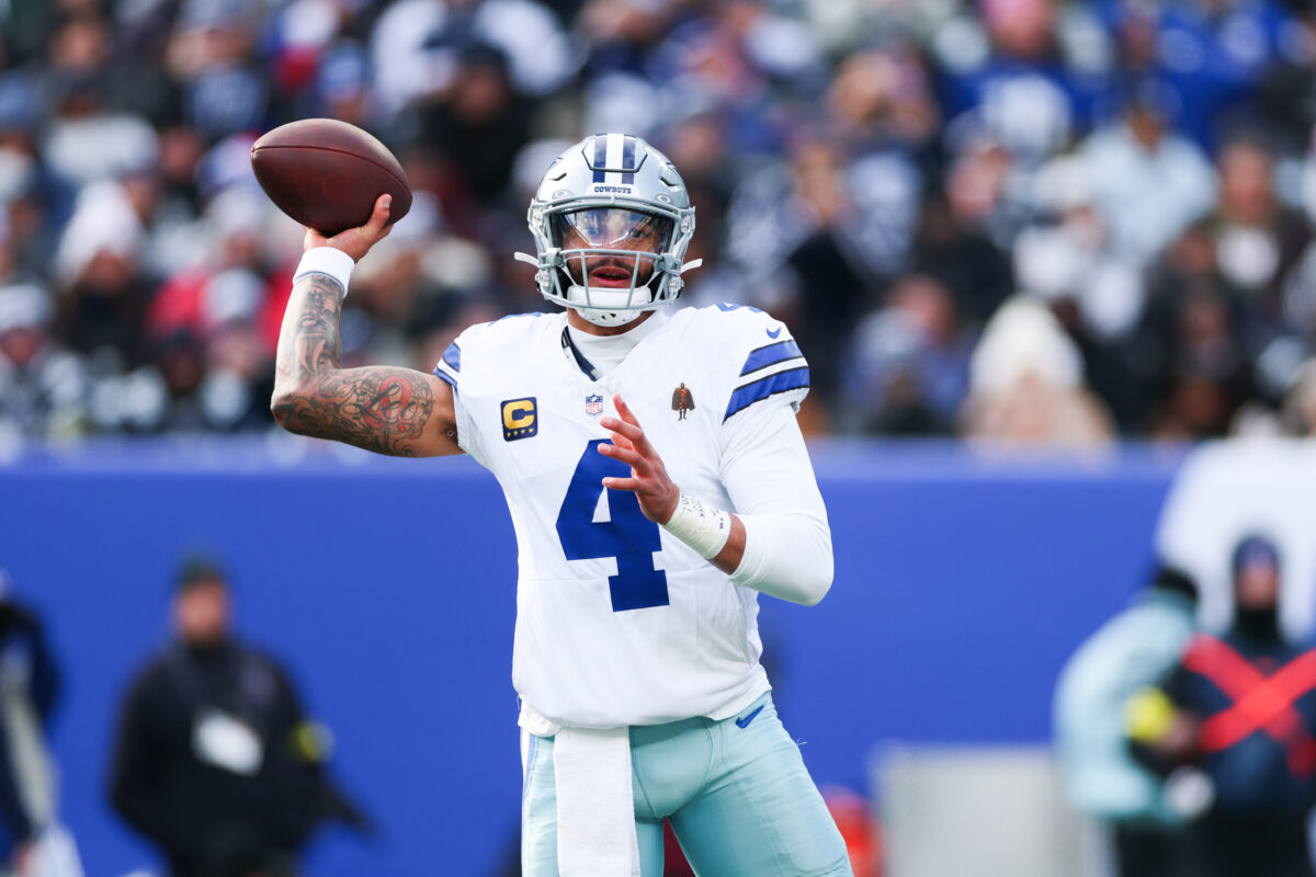 Brasil Jan 4, 2026; East Rutherford, New Jersey, USA; Dallas Cowboys quarterback Dak Prescott (4) looks to pass during the second quarter against the New York Giants at MetLife Stadium. Mandatory Credit: Vincent Carchietta-Imagn Images