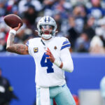 Brasil Jan 4, 2026; East Rutherford, New Jersey, USA; Dallas Cowboys quarterback Dak Prescott (4) looks to pass during the second quarter against the New York Giants at MetLife Stadium. Mandatory Credit: Vincent Carchietta-Imagn Images