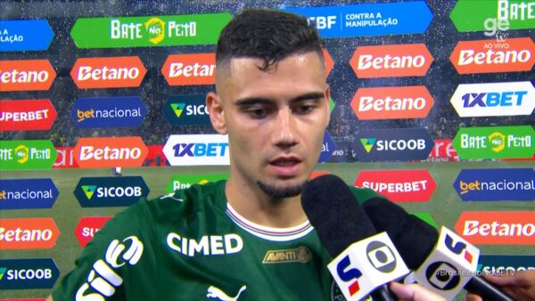 Andreas Pereira falando com jornalista de televis&atilde;o ap&oacute;s Palmeiras 5 x 1 Vit&oacute;ria - Arena Barueri, Brasileir&atilde;o (05/02/2026)