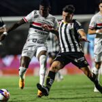 Arboleda e Barreal disputando a bola em São Paulo x Santos - Morumbis, Campeonato Paulista (30/01/2026)