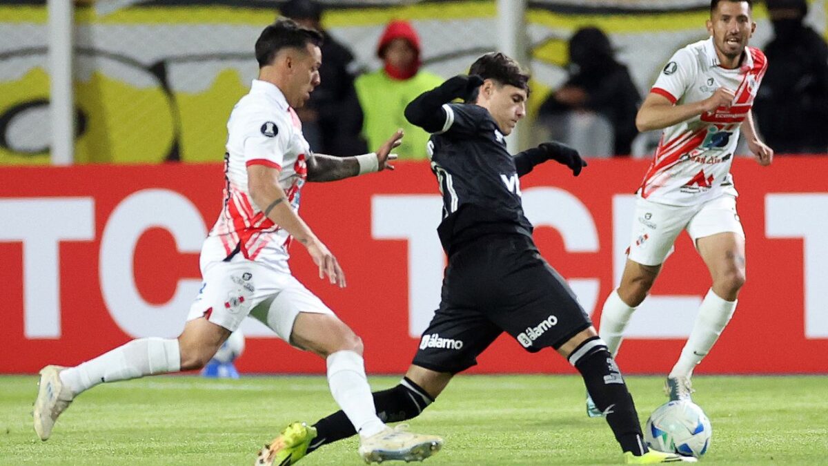 Montoro (ao centro), do Botafogo, com a bola e marcado por dois jogadores do Nacional Potosí - Bolívia, segunda fase da Pré-Libertadores - 18/02/2026
