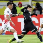Montoro (ao centro), do Botafogo, com a bola e marcado por dois jogadores do Nacional Potosí - Bolívia, segunda fase da Pré-Libertadores - 18/02/2026