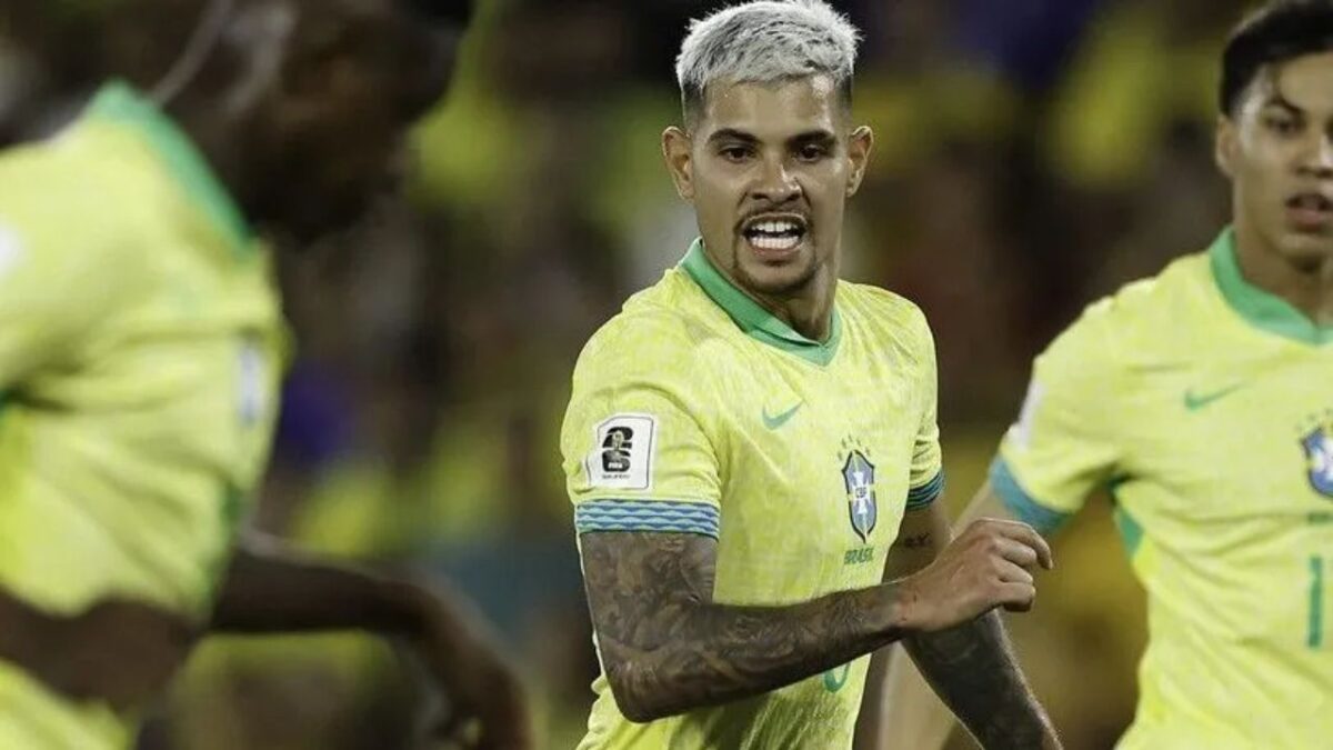 Bruno Guimarães (ao centro) em jogo da Seleção Brasileira