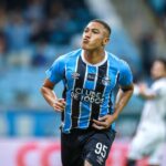 Carlos Vinícius comemorando um de seus gols em Grêmio 5 x 3 Botafogo - Arena do Grêmio, Brasileirão (04/02/2026)