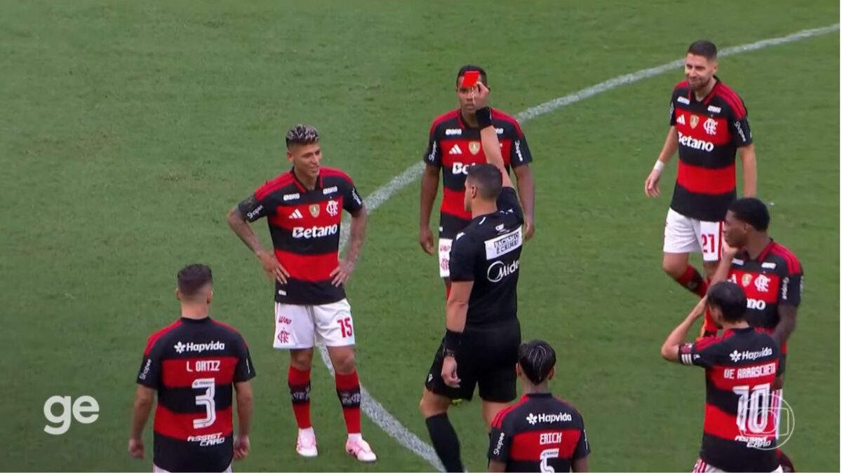Momento em que Carrascal recebe cartão vermelho em Flamengo 0 x 2 Corinthians - Supercopa do Brasil, Mané Garrincha, 01/02/2026