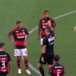 Momento em que Carrascal recebe cartão vermelho em Flamengo 0 x 2 Corinthians - Supercopa do Brasil, Mané Garrincha, 01/02/2026