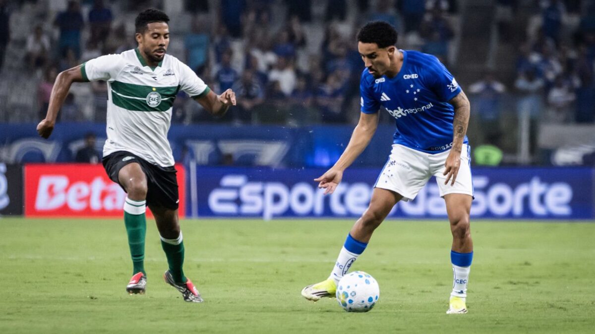 Christian (direita) com a bola e Willian Oliveira (esquerda) na marcação em Cruzeiro 1 x 2 Coritiba - Brasileirão, Mineirão (05/02/2026)