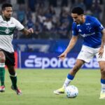 Christian (direita) com a bola e Willian Oliveira (esquerda) na marcação em Cruzeiro 1 x 2 Coritiba - Brasileirão, Mineirão (05/02/2026)