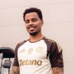 Allan de camisa branca do Flamengo