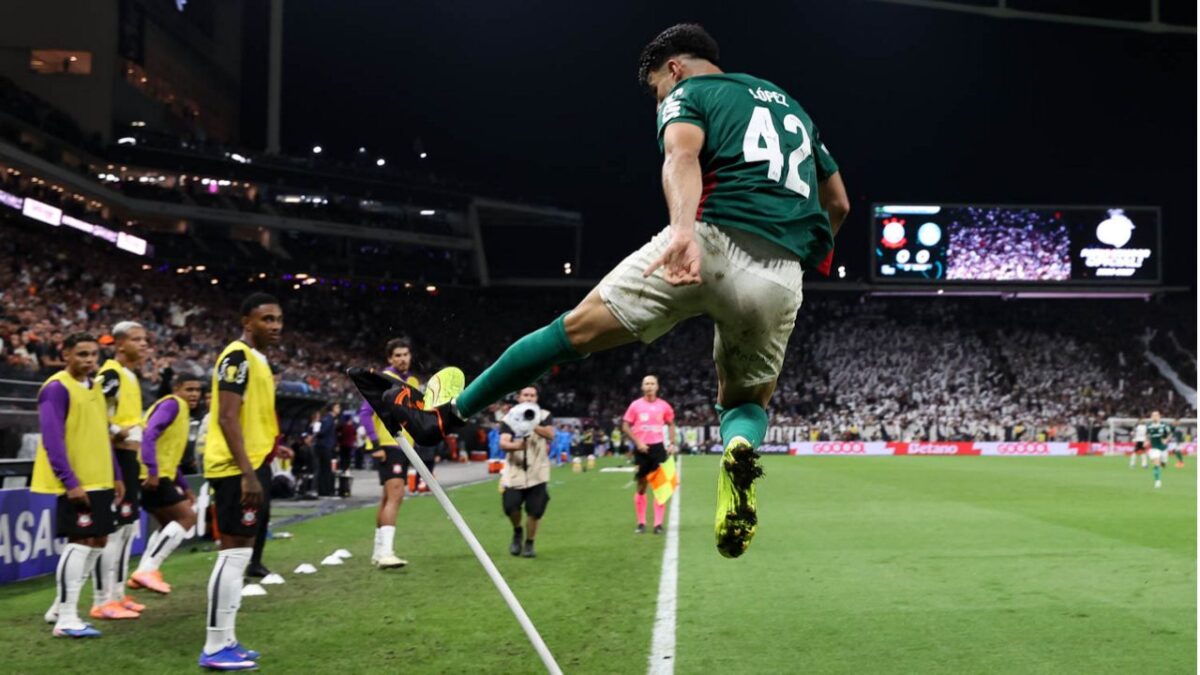 Flaco López chutando a bandeirinha de escanteio do Corinthians - Campeonato Paulista (08/02/2026)