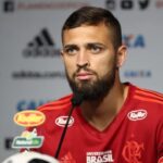 Zagueiro Léo Duarte, no radar do Fluminense, em entrevista coletiva quando era jogador do Flamengo