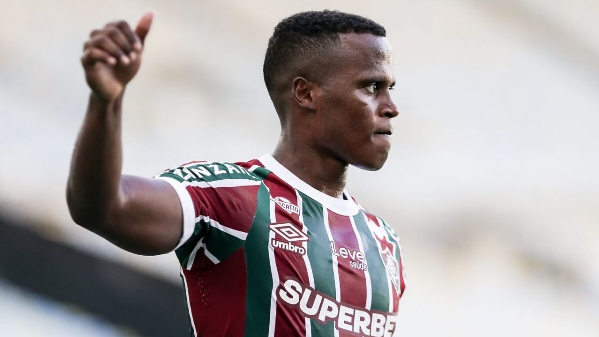 Jhon Arias em campo pelo Fluminense fazendo sinal de legal com a mão direita