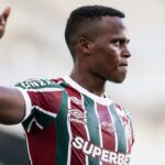 Jhon Arias em campo pelo Fluminense fazendo sinal de legal com a mão direita