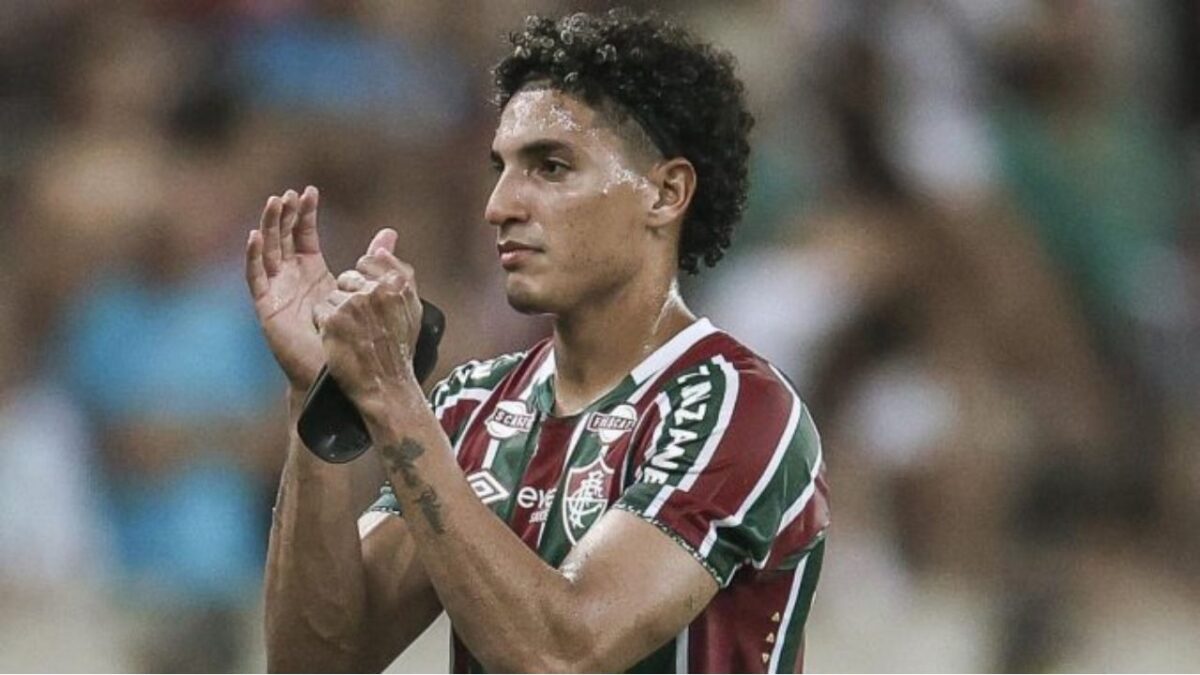 Gabriel Fuentes aplaudindo em jogo do Fluminense