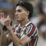 Gabriel Fuentes aplaudindo em jogo do Fluminense
