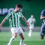 Gabriel Taliari com a bola e com marcação em Juventude x São José - Alfredo Jaconi, Gauchão (09/02/2026)