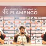 Lucas Paquetá (centro), José Boto (esquerda) e Bap (direita) na coletiva de apresentação oficial de Lucas Paquetá como novo reforço do Flamengo (02/02/2026)