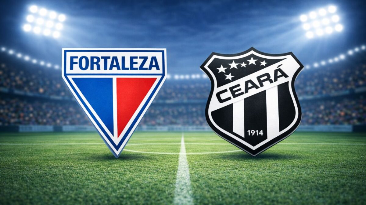 Escudos de Fortaleza (esquerda) e Ceará (direita) em um fundo verde de estádio e gramado verde de futebol com os contornos brancos das linha central e do grande círculo - há também um refletores nos cantos superiores esquerdo e direito