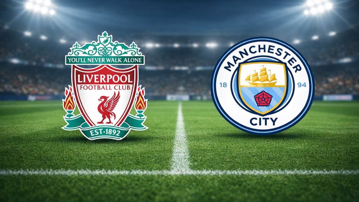 Escudos de Liverpool (esquerda) e Manchester City (direita) em um fundo verde de gramado de futebol com os contornos brancos das linhas