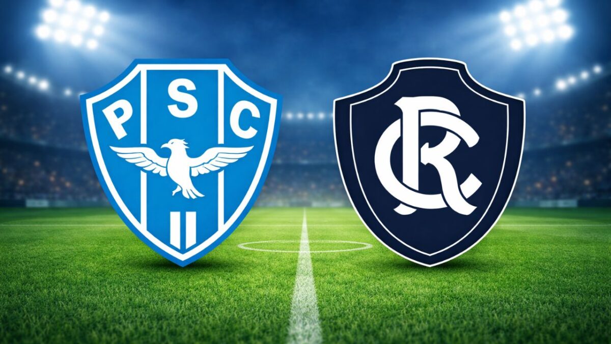 Escudos de Paysandu (esquerda) e Remo (direita) em um fundo verde de gramado de futebol com os contornos brancos das linhas