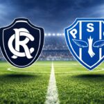 Escudos de Remo (esquerda) e Paysandu (direita) em um fundo verde de estádio e gramado verde de futebol com os contornos brancos das linha central e do grande círculo - há também um refletores nos cantos superiores esquerdo e direito