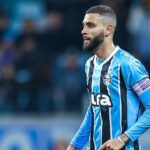 Zagueiro Wagner Leonardo em campo pelo Grêmio, como capitão da equipe